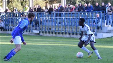 Nach einem seiner sehenswerten Dribblings erzielte Armel Arakaza in der 93. Minute den 4:1-Endstand für den TuS Zeven.