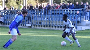 Nach einem seiner sehenswerten Dribblings erzielte Armel Arakaza in der 93. Minute den 4:1-Endstand für den TuS Zeven.