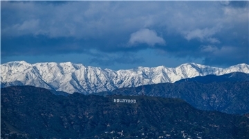 Nach einem seltenen Schneesturm in Südkalifornien sind die schneebedeckten San-Gabriel-Berge hinter dem Hollywood-Schild zu sehen.