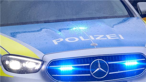 Vollsperrung auf der B212: Twingo prallt gegen Weidezaun Nach einem Unfal auf der B 212 bei Nordenham musste die Polizei die Straße für eine halbe Stunde sperren.