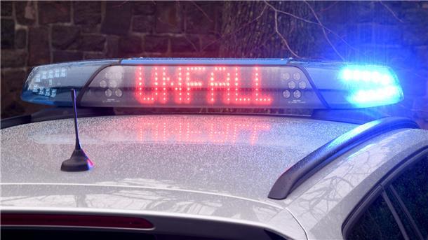 Nach Unfall in Nordenham: Polizei fahndet nach Autofahrer Das Foto zeigt das Dach eines Polizeiautos. Im Display ist das Wort "Unfall" zu lesen.
