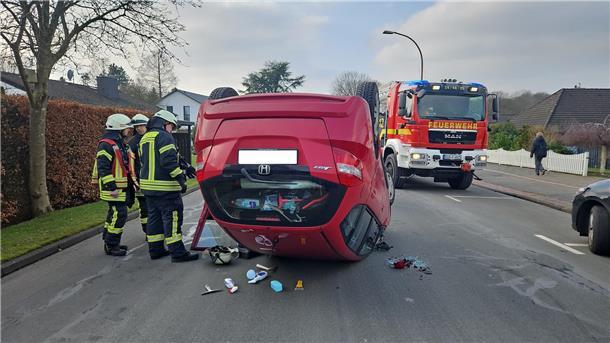 Unfall Auto auf dem Dach