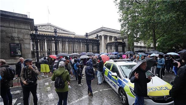 Nach einem Vorfall unweit des British Museum ist ein Mensch mit einer Stichverletzung in ein Krankenhaus gebracht worden.