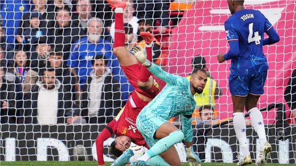 Liverpool behauptet Tabellenführung mit 2:1 gegen Chelsea Nach einem Zusammenstoß von Liverpools Curtis Jones (l) und Chelseas Robert Sanchez zeigte der Schiedsrichter zunächst auf den Elfmeterpunkt. Doch der Videoassistent revidierte die Entscheidung.