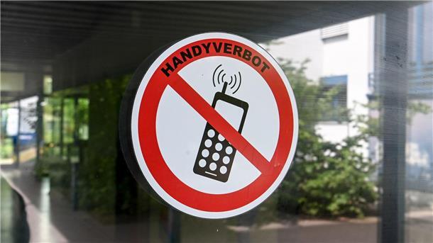 Nach einer aktuellen Befragung sprechen sich 66 Prozent der Menschen in Deutschland dafür aus, dass Handys an Schulen definitiv oder eher verboten werden sollten.