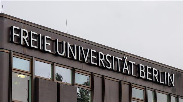 Uni erteilt Hausverbot nach Angriff auf jüdischen Studenten Nach einer Attacke auf einen jüdischen Studenten der Freien Universität Berlin hat eine Initiative einen stillen Protest organisiert, um auf Ängste jüdischer Studierender hinzuweisen.