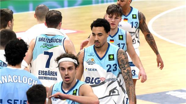 Eisbären feiern mit Neuzugang Khalid Thomas einen Heimsieg Nach einer deutlichen Leistungssteigerung in der zweiten Halbzeit behielten die Eisbären die Punkte in der Stadthalle.