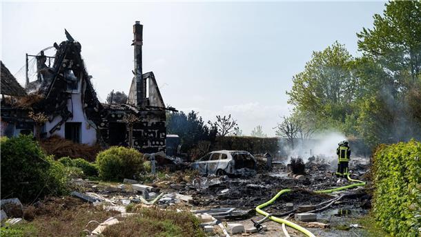 Explosion in Putgarten: Vermutlich technischer Defekt Nach einer Explosion ist in Putgarten ein Feuer ausgebrochen, das mehrere Häuser zerstört hat.