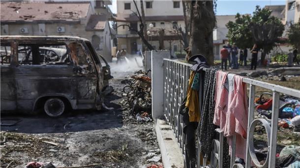 Israels Armee: Todeszahlen bei Klinik-Explosion übertrieben Nach einer Explosion vor der Al-Ahli-Klinik in Gaza-Stadt sind Habseligkeiten von Menschen auf dem Boden verteilt.