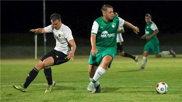 Nach einer frühen 1:0-Führung unterlag der TSV Karlshöfen II, hier mit Chris Bubbel (rechts), noch deutlich mit 1:4 gegen den Heeslinger SC III.