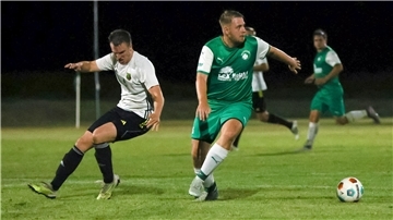 Nach einer frühen 1:0-Führung unterlag der TSV Karlshöfen II, hier mit Chris Bubbel (rechts), noch deutlich mit 1:4 gegen den Heeslinger SC III.