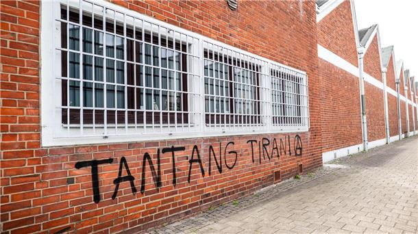 Unbekannte besprühen indonesisches Honorarkonsulat Nach einer Sprüh-Attacke auf das Indonesische Honorarkonsulat in Bremen ermittelt der Staatsschutz der Polizei.