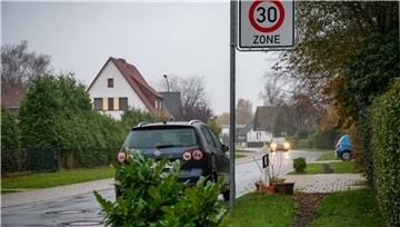 Nach Erschließung der Lycker Straße haben die Anwohner die Zahlungsbescheide erhalten. Teils sind Summen von mehr als 30.000 Euro pro Grundstück fällig. Der Magistrat bietet den Betroffenen Stundungen an.