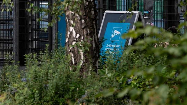 Nach Gewalt und Rangeleien werden Ein- und Ausgänge des Columbiabads in Berlin-Neukölln per Video überwacht.