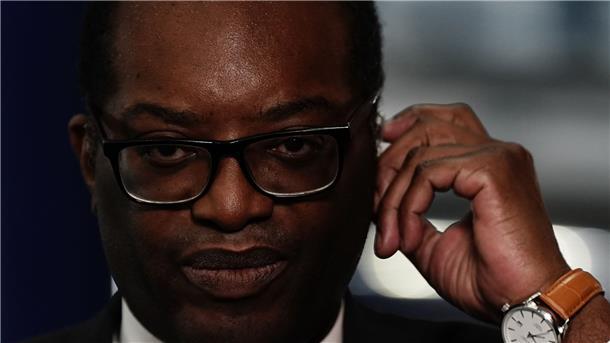Nach heftiger Kritik an ihren Wirtschaftsplänen hat die britische Regierung eine massive Kehrtwende vollzogen. Finanzminister Kwarteng kündigte an, den Spitzensteuersatz von 45 Prozent für Topverdiener doch nicht zu streichen.