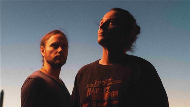 Jonah-Weihnachtskonzert in Brake: Indie-Duo spielt in St. Marien Zwei in Sonnenschein getauchte Männer stehen vor einem blauen Himmel.