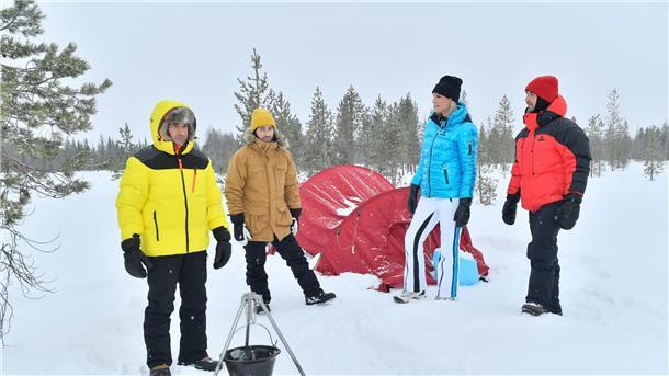 Nach ihrem Unfall eilt Pekka Nielson (Maria Höfl-Riesch, 2.v.r.) den Freunden Max Parger (Florian Silbereisen, r.), Patrick Steiner (Daniel Fritz, 2.v.l.) und Maik Berghammer (Tayfun Baydar, l.) zur Hilfe.
