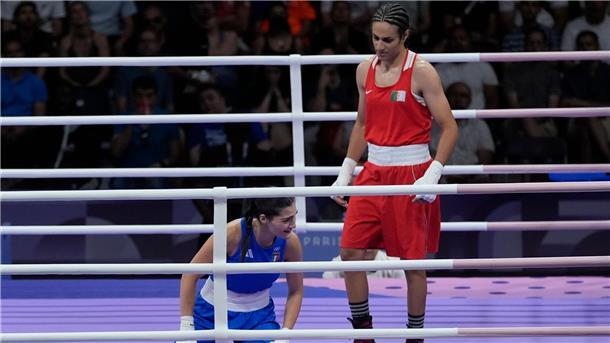 Wirbel um Olympia-Start: Boxerin gewinnt nach 46 Sekunden Nach ihrer Aufgabe sinkt die italienische Boxerin Angela Carini (l) zu Boden und weint.