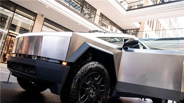 Nach jahrelanger Verzögerung hatte Tesla Ende 2023 mit der Auslieferung des Pick-ups mit markanter Edelstahl-Karosserie begonnen.