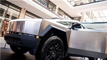 Nach jahrelanger Verzögerung hatte Tesla Ende 2023 mit der Auslieferung des Pick-ups mit markanter Edelstahl-Karosserie begonnen.