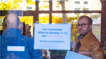 Nach knapp einem Jahr trennen sich die Wege von  Oliver Hintz (r), als Leiter des Klützer Literaturhauses „Uwe Johnson“, und der Stadt als Trägerin des Hauses wieder. 