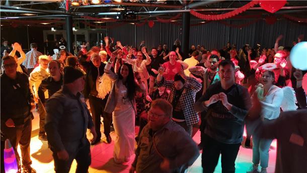Flirtparty für Menschen mit Behinderung sorgt für Besucherrekord Menschen mit Behinderung und Flirtengel bewegen sich auf der Tanzfläche