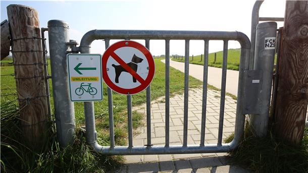 Nach langem Hin und Her sollten die Umleitungsschilder am Dienstag am Jadebusen-Radweg entfernt werden - es gab jedoch noch Klärungsbedarf.