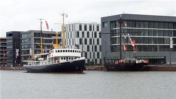 Nach langem Werftaufenthalt und einem Ausflug nach Wilhelmshaven ist der Dampfeisbrecher „Wal" wieder in den Neuen Hafen zurückgekehrt.