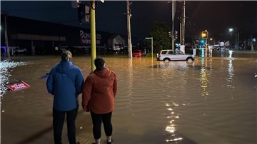 Nach massiven Regenfällen stehen weite Teile Aucklands unter Wasser.