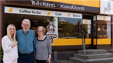 Nach mehr als 125 Jahren endet am 30. Juni die Bäckereitradition im Handwerksbetrieb von Christina (links), Gerd und Ingrid Meyn in Nordholz.