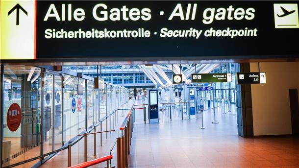 Nach mehreren Warnstreiks an deutschen Flughäfen soll heute eine Schlichtung für die privaten Luftsicherheitskräfte mit Hans-Henning Lühr (SPD) beginnen.