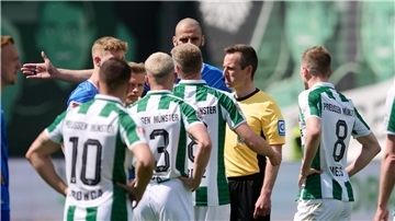 Nach minutenlangen Diskussionen nahm Schiedsrichter Lukas Benen (M) einen Foulelfmeter für Darmstadt zurück.