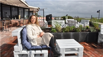 Nach monatelangem Umbau wird die komplett umgestaltete Terrasse der Weserterrassen am kommenden Montag, 1. Mai, mit Frühschoppen und Livemusik eröffnet. Betreiberin Arischa Schmitz freut sich, dass es wieder losgeht.