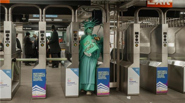 Bilder des Tages Nach ‚No Kings‘-Protest: Freiheitsstatue fährt U-Bahn.