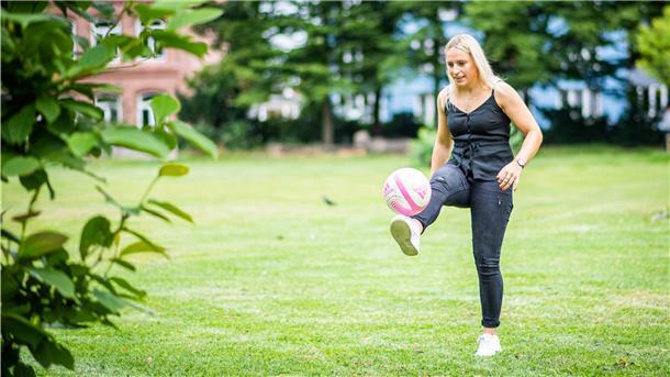 Eine Frau spielt Fußball.