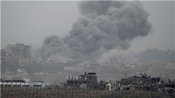 Nach schweren Luftangriffen im Gazastreifen steigt Rauch auf.