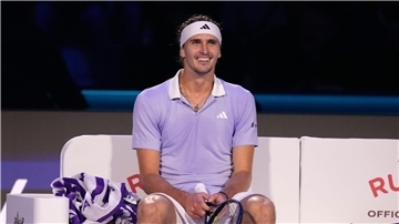 Nach seinem Halbfinaleinzug in Turin ist Alexander Zverev bester Laune.