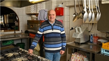 Nach seinem Lieblingsort gefragt, muss Francesco Sangiorgi nicht lange überlegen: es ist die Küche in seinem Restaurant "Italia" in der Alten Bürger. Foto Scheschonka
