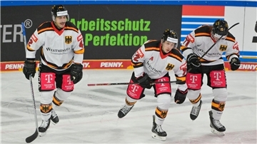 Nach seinem Tor gegen Lettland verletzte sich Dominik Kahun (M.) und kann beim Deutschland Cup nicht mehr spielen.