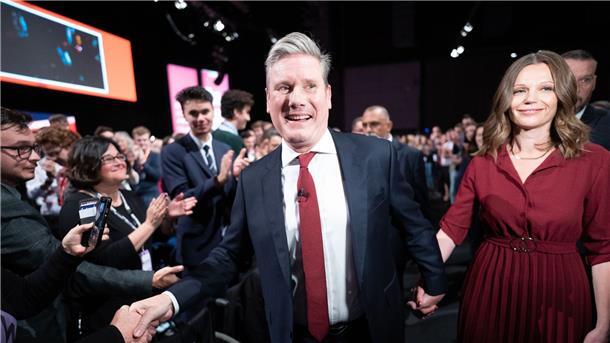 Nach seiner Rede auf dem Labour-Parteitag verlässt Parteivorsitzender Keir Starmer mit seiner Frau Victoria die Bühne.