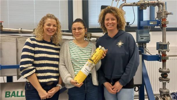 1.000 Kilometer auf Abwegen: Seenotretter „retten“ wissenschaftliche Daten Flore Samaran, Maelle Torteroto und Julie Beesau von der französischen Ingenieurshochschule ENSTA Bretagne halten das geborgene Forschungsgerät wieder in ihren Händen