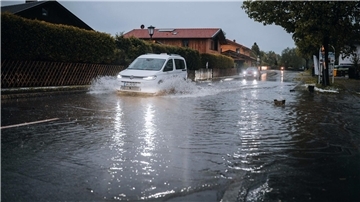 Autos fahren durch Wasser.
