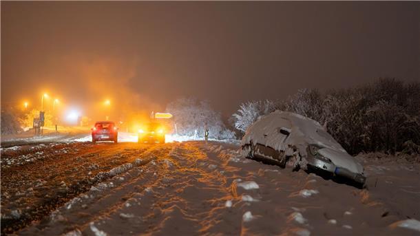 Wintereinbruch bringt den Verkehr ins Schleudern Nach starkem Schneefall liegt ein Auto in der Nähe von Wiesbaden im Graben.