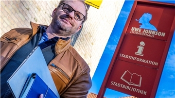 Nach Streit um die Ausladung Michel Friedmans trennt sich Klütz vom Leiter des Literaturhauses - der Vertrag von Oliver Hintz soll nicht verlängert werden.