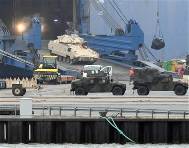 In die Ukraine? USA bringen via Bremerhaven viele Panzer und MaxxPro nach Europa Nach und nach werden die Panzer vom Transportschiff "Endurance" auf die Kaje der ABC-Halbinsel gefahren. Auf der Rampe: ein "Bradley"-Schützenpanzer.