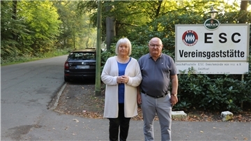 Nach vielen Jahren plötzlich Knöllchen beim Parken auf den Seitenstreifen: Christiane Mayer und Heinz Schwanicke vom ESC Geestemünde ärgern sich. 