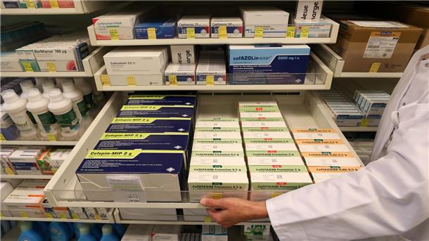 Nach wie vor ist das gewünschte Medikament nicht immer vorrätig. Die Apotheker im Landkreis und in der Stadt Bremerhaven bestellen nach, was aufgrund der Lieferengpässe viel Zeit kostet, oder sie empfehlen Alternativprodukte gleichen Inhalts.
