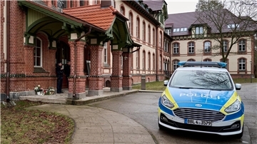 Nach zwei Gewalttaten in Beelitz-Heilstätten südwestlich von Berlin ermittelt die Staatsanwaltschaft wegen Mordes und versuchten Mordes.