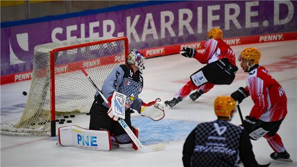 Erstes Testspiel der Pinguins in der Schweiz mit zwei Gastspielern Eishockeyspieler in Aktion