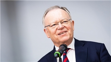 Nach zwölf Jahren als Regierungschef zieht sich Niedersachsens Ministerpräsident Stephan Weil zurück. (Archivbild)